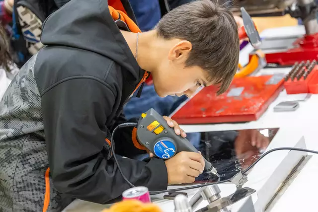 Echte Graviermaschinen im Einsatz auf der Messe. | Foto: Christian Husar