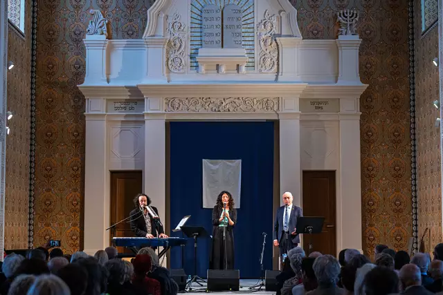 Drei Stars jüdischer Musik tun sich zusammen – zwei, die es schon lange sind, und ein aufgehender Stern. Shmuel Barzilai, Oberkantor Israelitischen Kultusgemeinde Wien, Jazzpianist Elias Meiri (langjähriger Partner von Timna Brauer) und Sängerin Jasmin Meiri-Brauer. | Foto: Sascha Osaka, osaka.at / Jewish Weekends