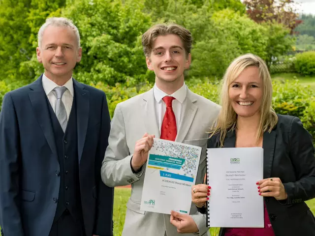 Direktor Mag. Nikolaus Stelzer und Klassenvorständin Prof. Mag. Ludmilla Leitner mit David Scheschi aus der 8a Klasse des Gymnasiums Rohrbach. | Foto: Kirschner, Rohrbach