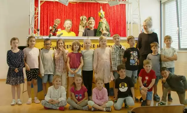 Foto: Alexander Burtscher: Die Puppenspieler Robert und August Swoboda vom Theater Arlequin aus Wien mit einer der Volksschulklassen der VS Gaissau in Vorarlberg..
