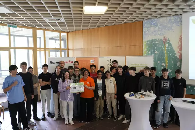 Die Siegerklasse des Sammelwettbewerbs erhielt 250 Euro von EAK.  | Foto: MA48