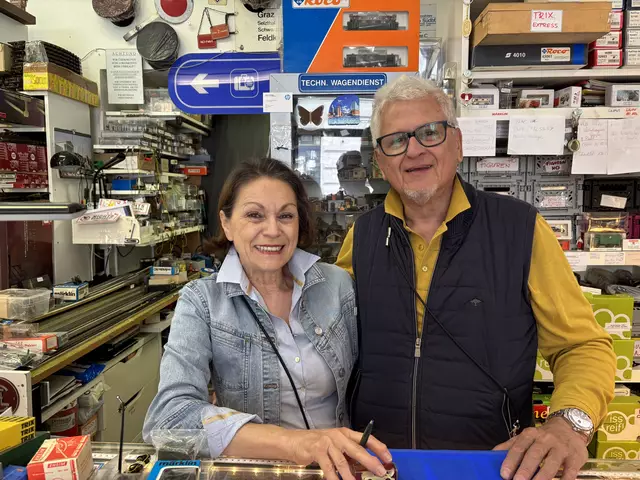 Maria und Franz Arnold kaufen und verkaufen Modelleisenbahnen – seit 20 Jahren in ihrem Geschäft in der Lazarettgasse.  | Foto: MeinBezirk
