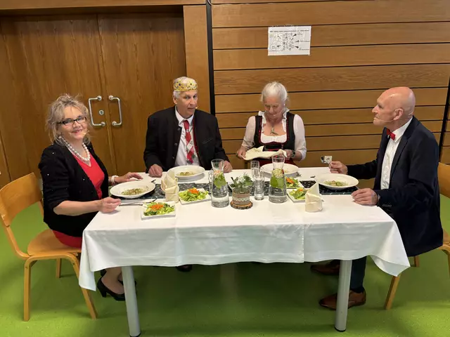 Die Theatergruppe "Die Gefassten" präsentierten einen spektakulären Kriminalfall auf einer Geburtstagsfeier. | Foto: MeinBezirk.at