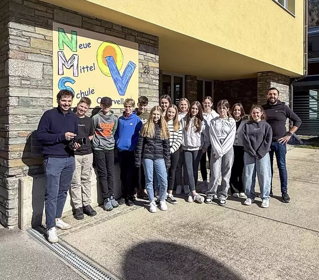 Die AHS Deutschgruppe / 7. Schulstufe mit Lehrer Alexander Kogler (rechts) und Julian Jamnig von der Shootmeup Filmproduktion GmbH (links) | Foto: Privat