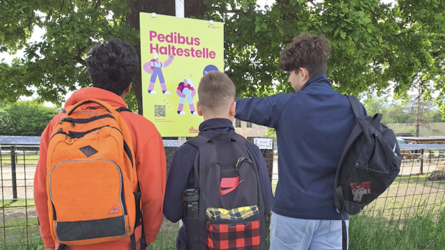 Bei drei markierten Haltestellen in Spielberg heißt es Aussteigen aus dem Elterntaxi: Von da an geht es zu Fuß zur Schule weiter.  | Foto: Kirschen