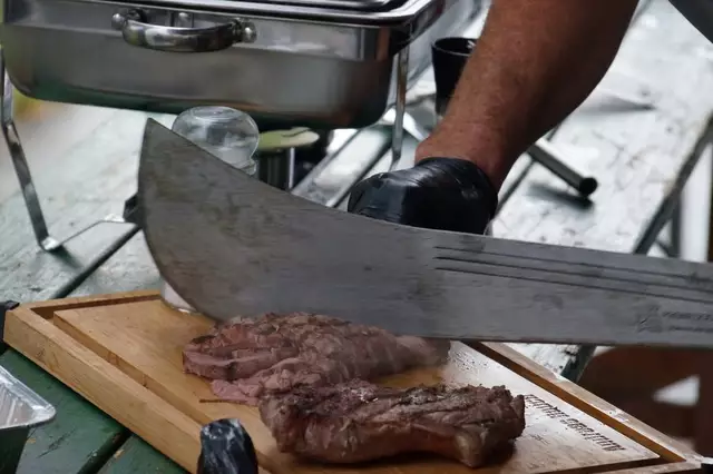 Das Zerteilen will gelernt sein. | Foto: "Die grillenden Wölfe"