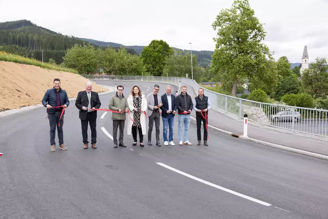 Gemeindekassier Stefan Höfler, Vizebürgermeister Berthold Strobl, Bürgermeister Stefan Hofer, Landesrätin Claudia Holzer, Sascha Schwarz (Baubezirksleitung), Werner Feuchtgraber (Granit), Tobias Dorn (Granit) und Dominik Konrad (Baubezirksleitung).
(Foto: Martin Meieregger)