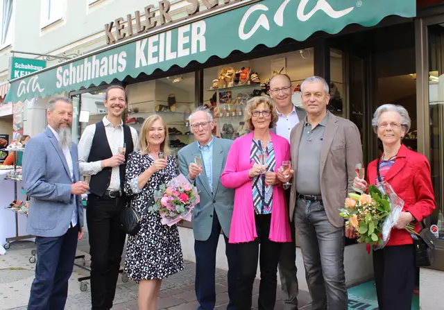 Wirtschaftsreferent Stadtrat Max Habenicht gratulierte Familie Keiler und Familie Hribernik zur erfolgreichen Betriebsübernahme bzw. zum Jubiläum.  | Foto: SK / Glinik