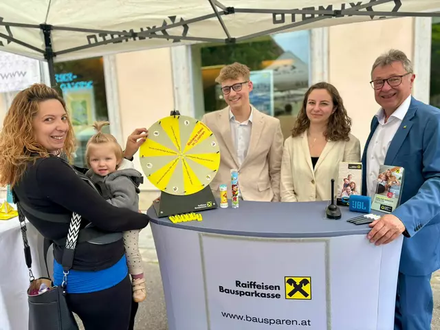 Bürgermeister Martin Falk gratulierte Henriette und Sophie Götz zum Gewinn. | Foto: Markus Kahrer