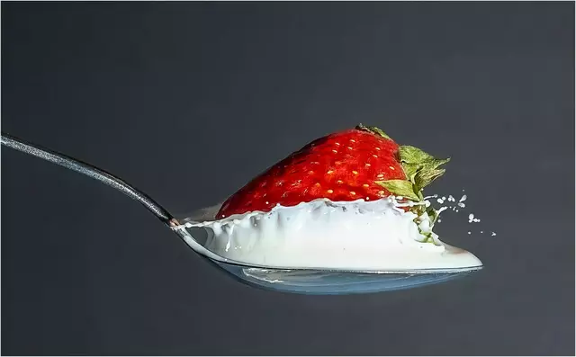 Immerhin: Künstliche Süßstoffe wurden in keinem Produkt gefunden.

Das Ergebnis der Studie ist ernüchternd: Bei jedem fünften Produkt (21,8 %) war der Zuckergehalt zu hoch. Im Durchschnitt steckten in diesen Produkten 14,9 Gramm Zucker pro 100 Gramm – das sind fast vier Stück Würfelzucker! 

Auch beim Fett sieht es nicht besser aus: Jedes neunte Produkt (11,8 %) enthielt zu viel Fett. Im Schnitt lag der Fettgehalt bei 7,3 Gramm pro 100 Gramm – das ist deutlich mehr als empfohlen.

Die Studie macht deutlich: Fast jedes vierte Milchprodukt für Kinder entspricht nicht den wissenschaftlichen Empfehlungen. | Foto: Alexander Kainz