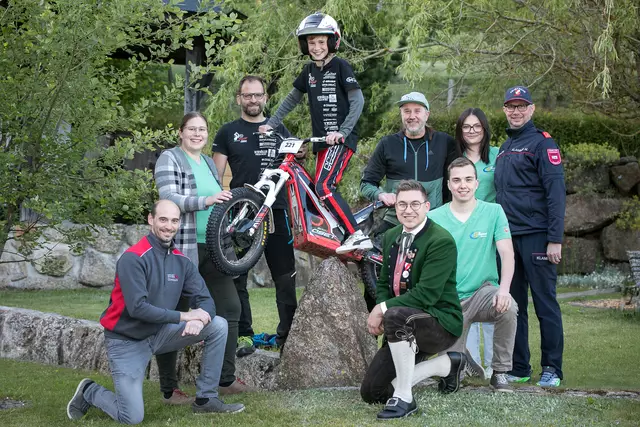 Am Bild von links Reinhard Buchberger (Sportunion Dimbach), Karoline Hofer (Landjugend), Christoph Roseneder (Racing Team Roseneder), Herbert Kastenhofer (Burgstallteam und Grundbesitzer), Georg Fichtinger (Musikverein), Viktor Furtlehner (Landjugend), Leah Markovic (Landjugend), Martin Klammer (Feuerwehr). | Foto: Hermann Eletzhofer