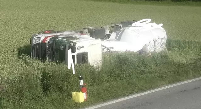 Nachdem ein Lkw in den Morgenstunden von der B92 abgekommen ist, muss dieser nun geborgen werden. | Foto: Feuerwehr Brückl