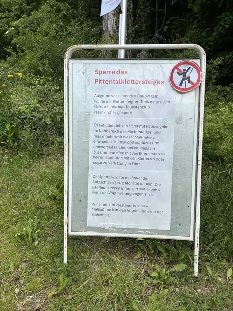 Amtliche Klettersteigsperre für Vögel. | Foto: Santrucek