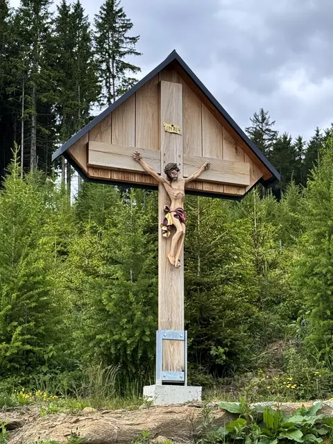 Ein wunderschönes Holzkreuz mit geschnitzten Corpus Christi  | Foto: Franz Dörr