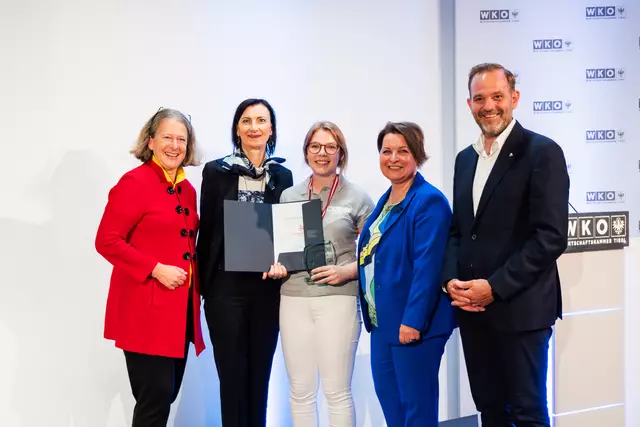 Bundesinnungsmeisterin Dagmar Zeibig, Landesinnungsmeisterin Eva Danner-Parzer, Clara Penninger, LIM Tirol Petra Erhart-Ruffer, Fachkräftekoordinator WK Tirol David Narr (von links). | Foto: Kokseder
