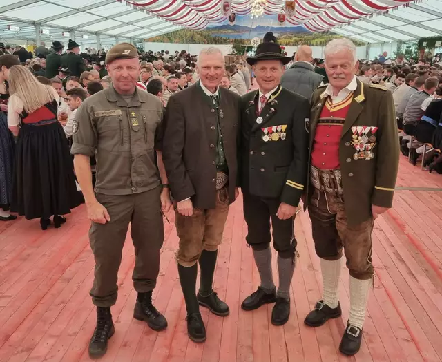 Von links: Landesschützensuperior Richard Weyringer, der Landtagsabgeordnete Josef Schöchl, Schützenhauptmann Wolfgang Eisl und Anton Kaufmann. | Foto: Josef Schöchl