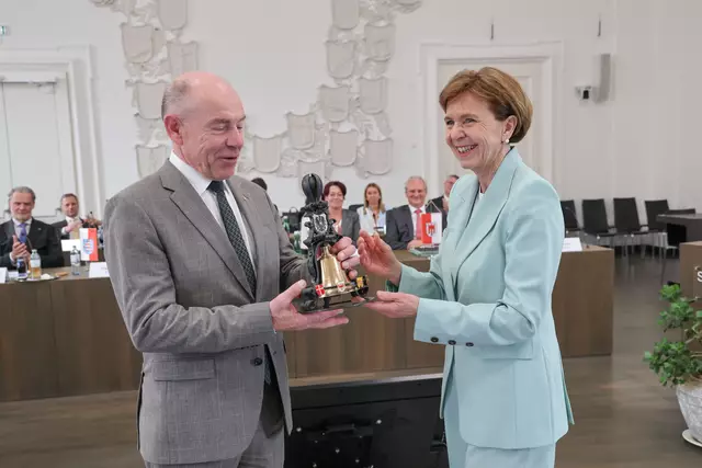 Landtagspräsidentin Brigitta Pallauf (Vorsitzende der Landtagspräsidentenkonferenz für Österreich) bei der Übergabe der Glocke für den Vorsitz der Landtagspräsidentenkonferenz in Österreich an Landtagspräsident Max Hiegelsberger (Oberösterreich). | Foto: Land Salzburg/Franz Neumayr