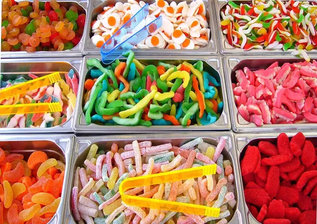 Laut den österreichischen Ernährungsempfehlungen sollten fette, zucker- und salzreiche Lebensmittel wie Süßigkeiten und Snacks nur selten und in kleinen Portionen konsumiert werden – empfohlen wird etwa eine kleine Handvoll pro Tag. | Foto: Symbolbild: pixabay.com
