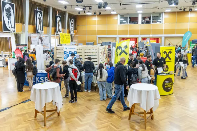 Über 40 Aussteller bei der Regionalmesse im Kulturheim Hirtenberg. | Foto: Christian Husar