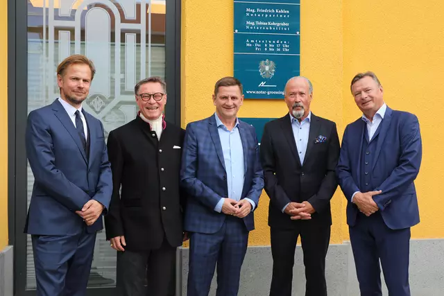 Die Kanzlei Größing und Partner wurde feierlich eröffnet. Im Bild: Fritz Kahlen, Stadtpfarrer Markus Plöbst, Bürgermeister Kurt Wallner, Raiffeisen-Obmann Herbert Scherübel und Theodor Größing (v. l.) | Foto: Armin Russold