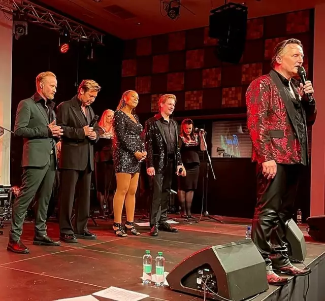 Alle Musikstars kommen am 31. Mai 2025 ins Kulturzentrum in Hallwang: Von links: Sänger Nico S., Dennis Jale, Sängerin Stella Jones, Daniel Götz und vorne Samuel Hudl von der Band „Sams Fever". | Foto: Cilla Schönleitner