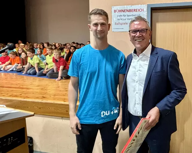 Schuldirektor Leopold Herzog (l.) dankte Bürgermeister Erich Rippl (r.) für die gute Zusammenarbeit. | Foto: Ebner
