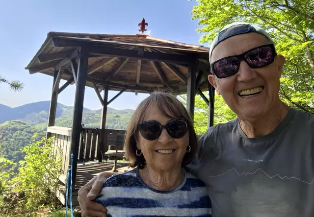 Gigi und ich vor der Parapluie-Warte