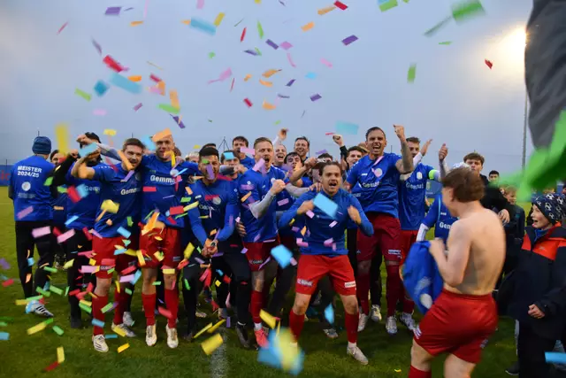 Gratulation an den FC Patscherkofel zum Meistertitel in der Bezirksliga West!
 | Foto: Kainz