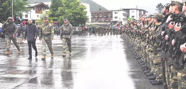 Brigadier Gerhard Pfeifer, NR Josef Hechenberger schritten die Front der Angetreten ab. | Foto: Kogler