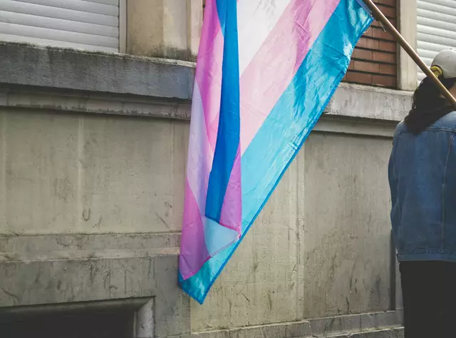 Mittlerweile gibt es für jede spezifische Gruppe der Community eine eigene Flagge. Hier am Bild die Trans Pride Flag. | Foto: Symbolfoto: Unsplash