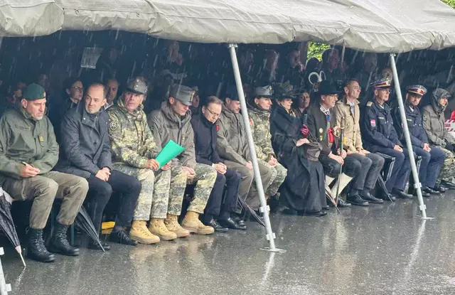 Ehrengäste, geschützt vor strömendem Regen. | Foto: Kogler
