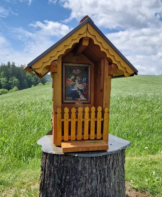 Josef Achleitner aus Waldhausen baute einen Marien-Bildstock, der sich mit viel Liebe zum Detail auszeichnet.  | Foto: Margareta Mitterer