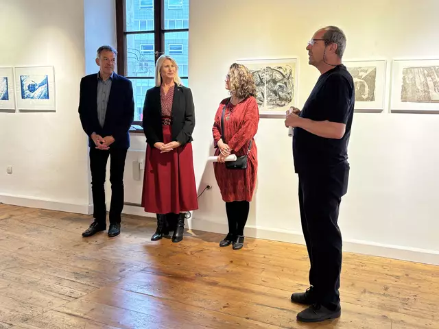 Vizebürgermeister Georg Willi, Landtagsabgeordnete Iris Zangerl Walser und Künstlerin Sona Andreasyon folgten den Ausführungen von Kurator Manfred Egger. | Foto: Dorn