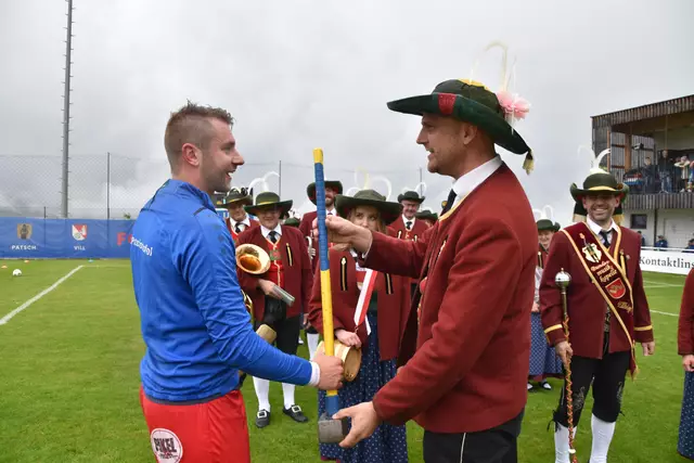 Simon Thurnbichler trug seit 2012 die Kapitänsschleife und wurde mit allen Ehren in den Fußball-Ruhestand verabschiedet. | Foto: Kainz