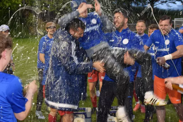 Eine ordentliche Bierdusche gab's natürlich auch für Erfolgstrainer Christopher Mantl. | Foto: Kainz