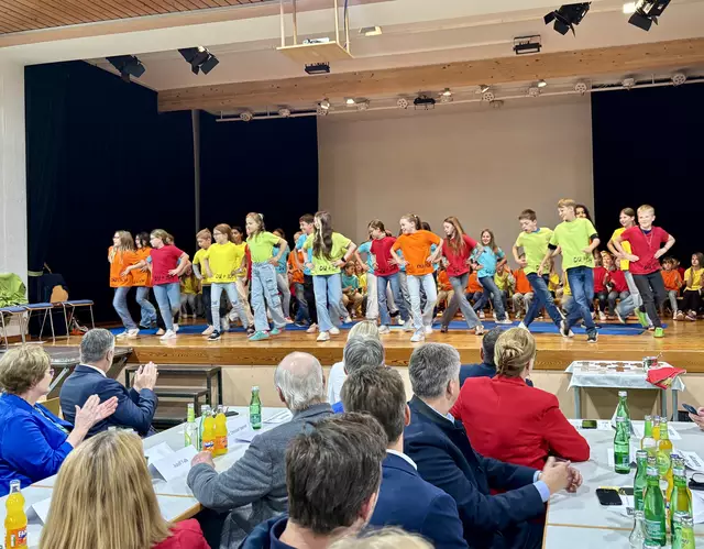 Die Friedburger Volksschulkinder zeigten bei der Eröffnungsfeier ihr musikalisches und tänzerisches Talent. | Foto: Ebner