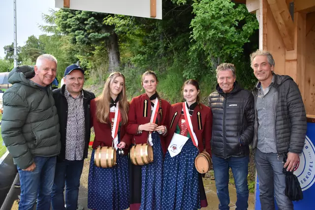 Ein Schnapsl teilten die Marketenderinnen der MK Ellbögen freilich auch an die VIPs Vizebgm. Klaus Troger, den ehemaligen SV-Obmann Andreas Nairz, Ex-Minister Karlheinz Töchterle und Bgm. Andreas Danler aus. | Foto: Kainz