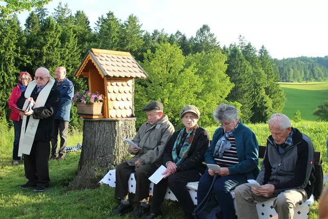  Er baute einen Marien-Bildstock, der sich mit viel Liebe zum Detail auszeichnet. Pfarrprovisor Karl Michael Wögerer segnete den Bildstock.  | Foto: Margareta Mitterer