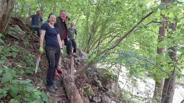 Schwarzaus Bürgermeister Peter Lepkowicz (SPÖ) besuchte die Baustelle und lobte den Einsatz der Freiwilligen. | Foto: Privat 