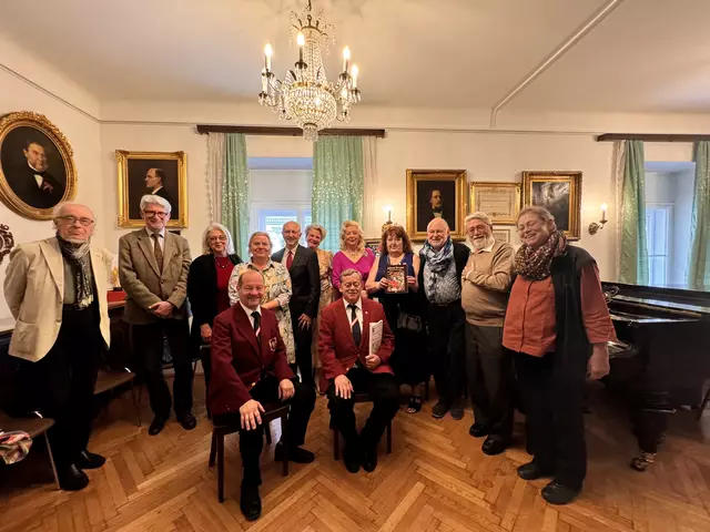 Sarata mit allen Autoren des Buches, links außen Bestsellerautor Dietmar Grieser, danach Wolfgang Lenhardt, Layouterin Yvonne Gokesch, Daniela Cravos, Anatol Eschelmüller, Lieselotte Kirchner, Birgit Sarata, Ingrid Schramm, Sepp Stranig, Johannes Kirchner (kein Mitautor), Doris Kloimstein. Vorne li. Chormeister des WMGV Günther Mohaupt und Vorstand Walther Pröglhöf.   | Foto: Andrea Glatzer