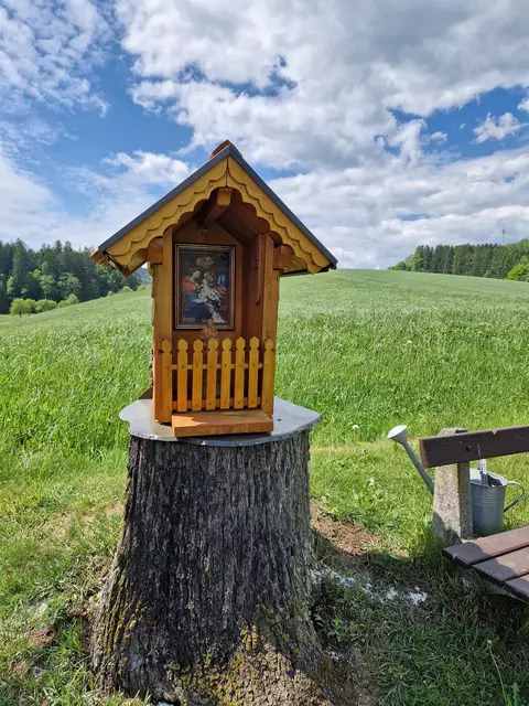 Josef Achleitner aus Waldhausen baute einen Marien-Bildstock, der sich mit viel Liebe zum Detail auszeichnet.  | Foto: Margareta Mitterer