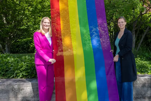 Landesrätin Daniela Winker und Landeshauptmann-Stellvertreterin Anja Haider-Wallner beim Hissen der Regenbogenfahne vor dem Landhaus. | Foto: Büro LR Winkler/Novak