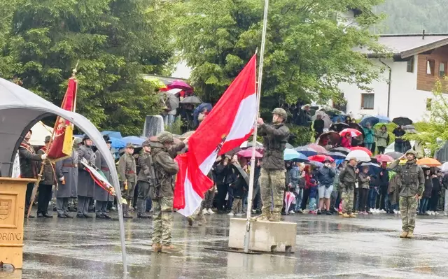 Die Fahne wurde zum Festakt gehisst. | Foto: Kogler