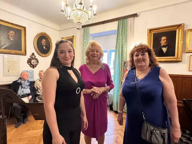Die Sängerin Elisabeth Kirchner, Ehrengast Birgit Sarata und Autorin Ingrid Schramm | Foto: Andrea Glatzer