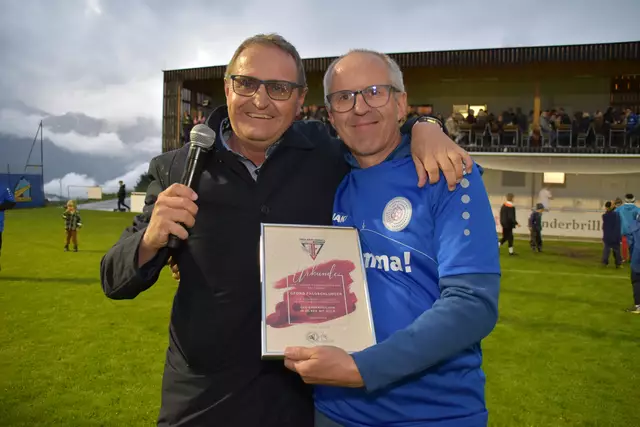 TFV-Vizepräsident Adolf Stastny zeichnete FCP-Obmann Georg Falgschlunger mit dem silbernen Ehrenzeichen mit Gold des TFV aus. | Foto: Kainz