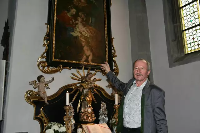 Altarbild in der Pfarrkirche Waldhausen. 2023 auf einer Weihnachtsmarke der Post. Jetzt auch in einem Bildstock in Waldhausen.