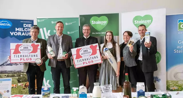 Von links: Andreas Radlingmaier (Aufsichtsratsvorsitzender Landgenossenschaft Ennstal), Franz Spath (Obmann Stellvertreter Steirermilch), LK-Präsident Andreas Steinegger, Milchkönigin Anabell Karelly, Milchbäuerin Margret Karelly sowie Jakob Karner (Obmann Obersteirische Molkerei). | Foto: LK Steiermark