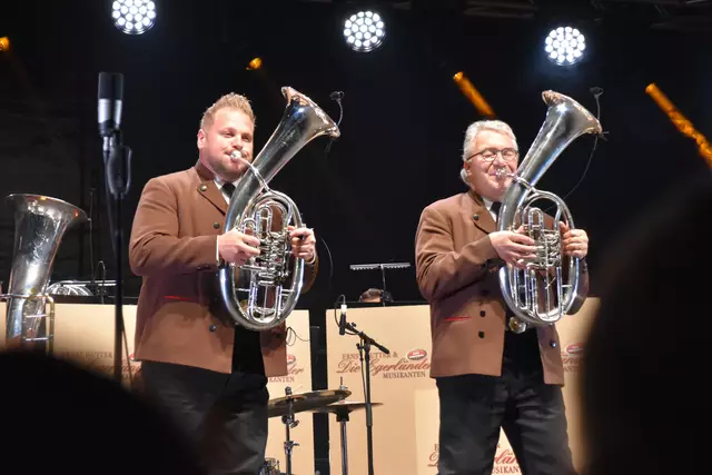 Zwei Weggefährten in Kufstein auf der Bühne:  Alexander Wurz der künftige Leiter der Egerländer Musikanten und Ernst Hutter (v.l.).  | Foto: Barbara Fluckinger