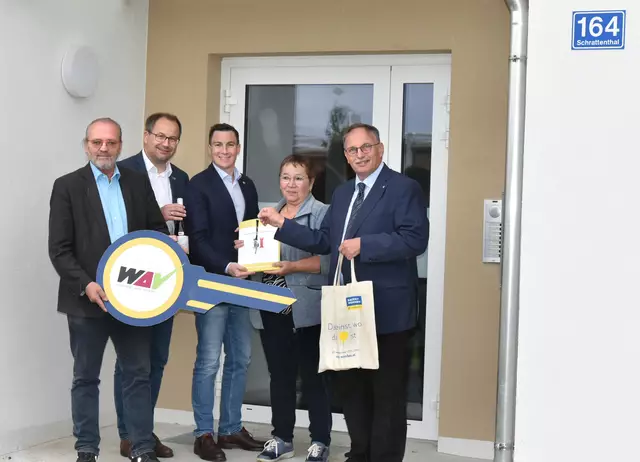 Große Freude bei der Schlüsselübergabe der neuen Wohnungen | Foto: Herbert Schleich