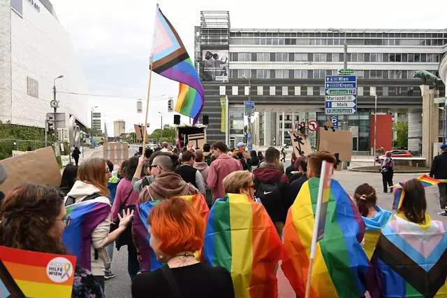 Die Regenbogenparade zieht durch das Regierungsviertel von St. Pölten | Foto: Katharina Schrefl